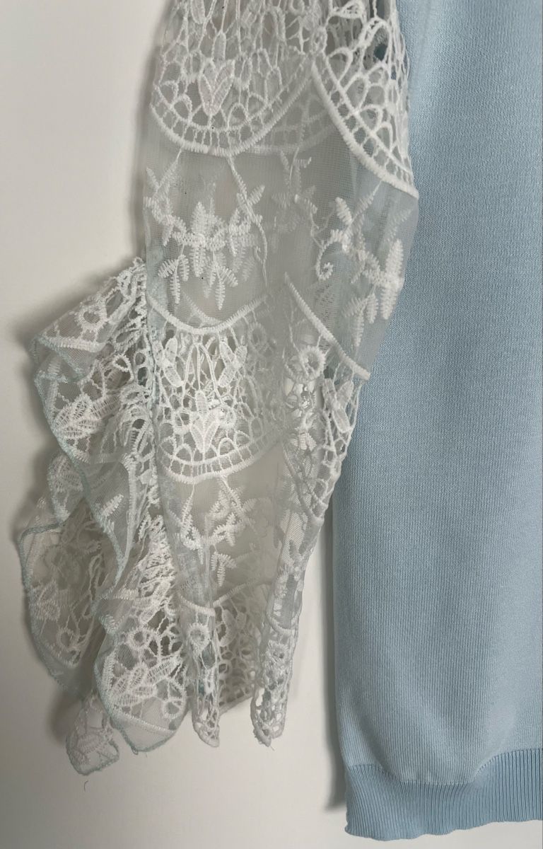 Pullover & Sweatshirts: Hellblaue Strickjacke mit Spitzeärmeln – Neu (gemäss Beschreibung) aus Uster von Family_Boutique 4