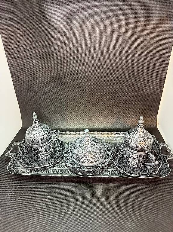 Set di piatti: Orientalisches Kaffeeset aus Metall mit Tablett – Usato da Winkel venduto da Sergiom