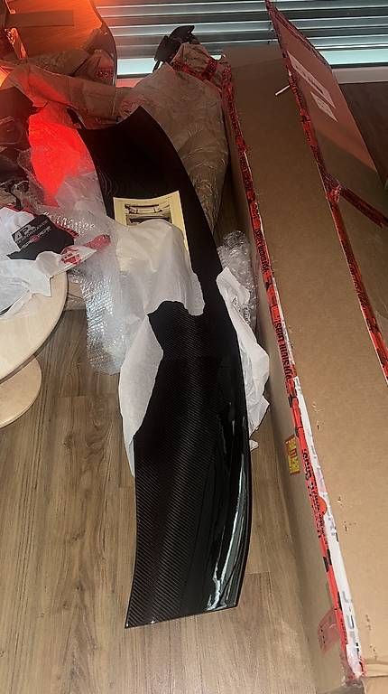 Tutti pezzi di ricambio auto: APR carbon spoiler – Nuovo e nell'imballaggio originale da Rothrist venduto da JH199x