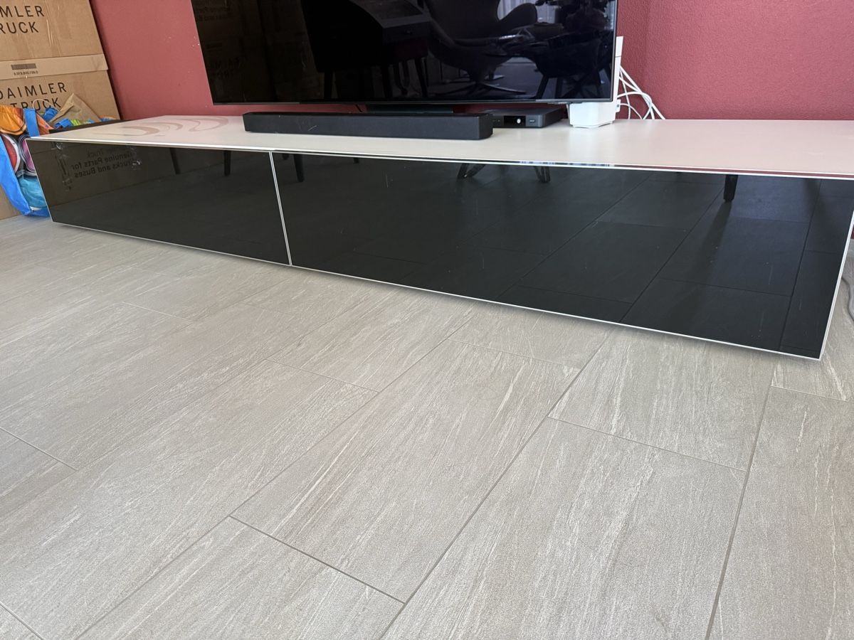 Mobili TV: TV-Möbel weiss schwarz – Usato da Volketswil venduto da azypazy