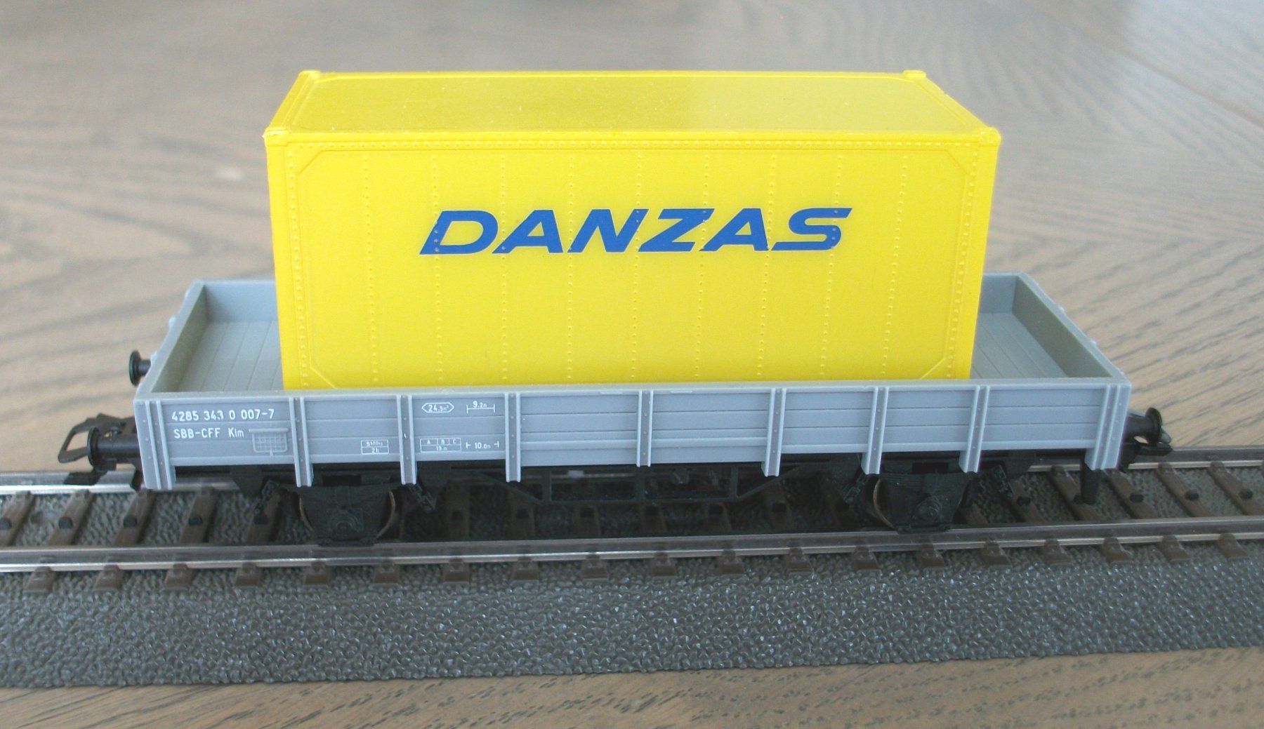 Märklin Modellini di ferrovie: grauer SBB-Niederbordwagen mit Container "DANZAS" beladen – Nuovo (secondo la descrizione) da St. Moritz venduto da Manu7500 1