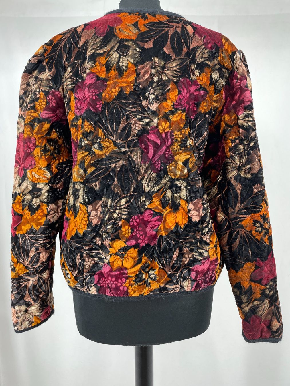 Vestes: Veste florale noire – D'occasion à Lausanne par PlusValue_Lausanne 2