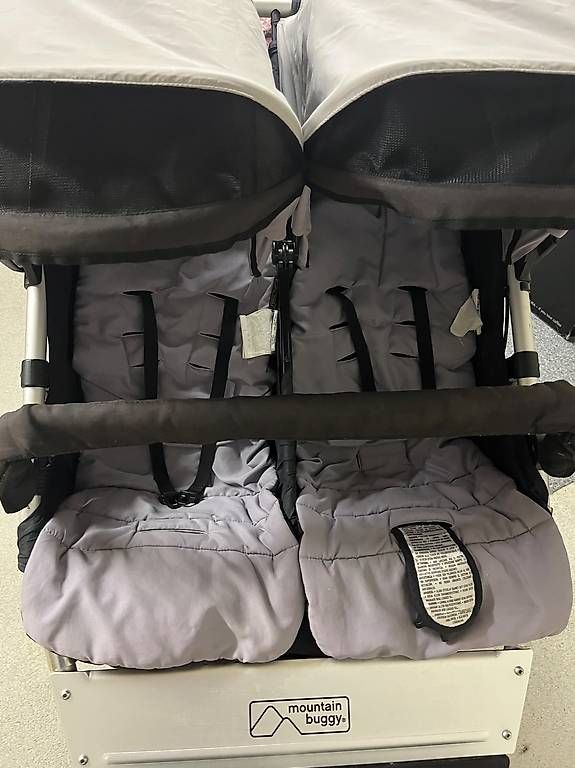 Carrozzine: Mountain Buggy Duet Doppelkinderwagen – Usato da St-Prex venduto da kaz_2kyk 3