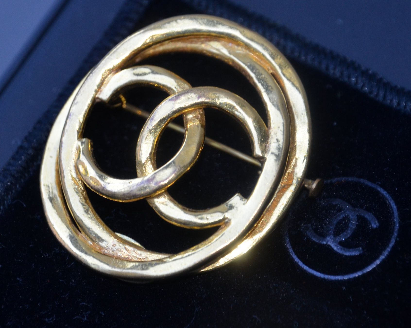 Chanel Spille & Fermagli: CHANEL Brosche / broche – Usato da Collonges venduto da Auganien 1