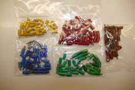 Märklin H0: Viele Stecker in 5 Farben sortiert