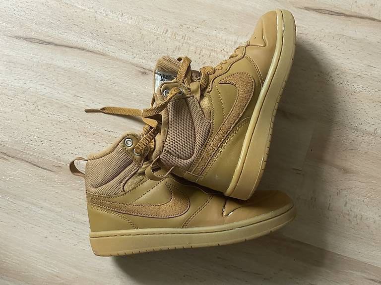 Nike Schuhe für Jungen: Nike guter Zustand Gr. 35,5 – Gebraucht aus Nidau von Weixel