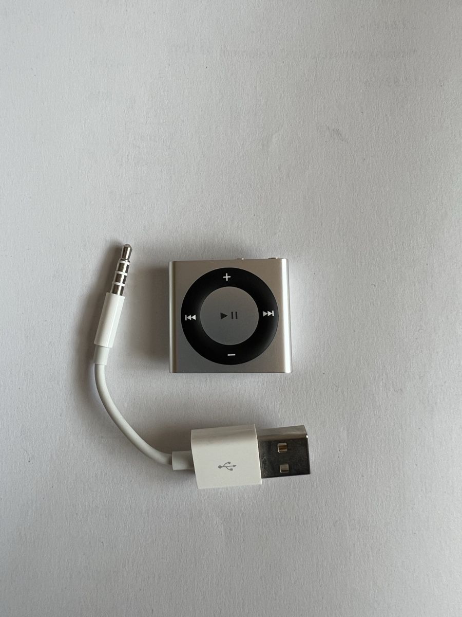 Apple Tragbarer Mediaplayer: iPod shuffle silber 2 GB – Gebraucht aus Gelterkinden von leo_9pgr