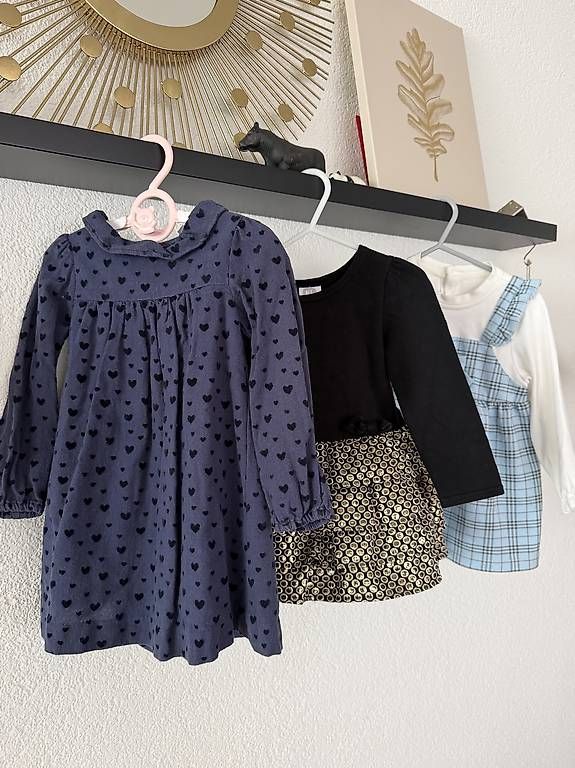 Lotti & Set di vestiti: Drei hübsche Kleider - 86/92/98 – Usato da Bäch SZ venduto da Blansz