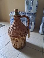 Wunderschöne Korbflasche, mit Birnenschnaps