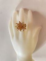 Goldener Perlenring mit Kristallblumen. Handgemacht