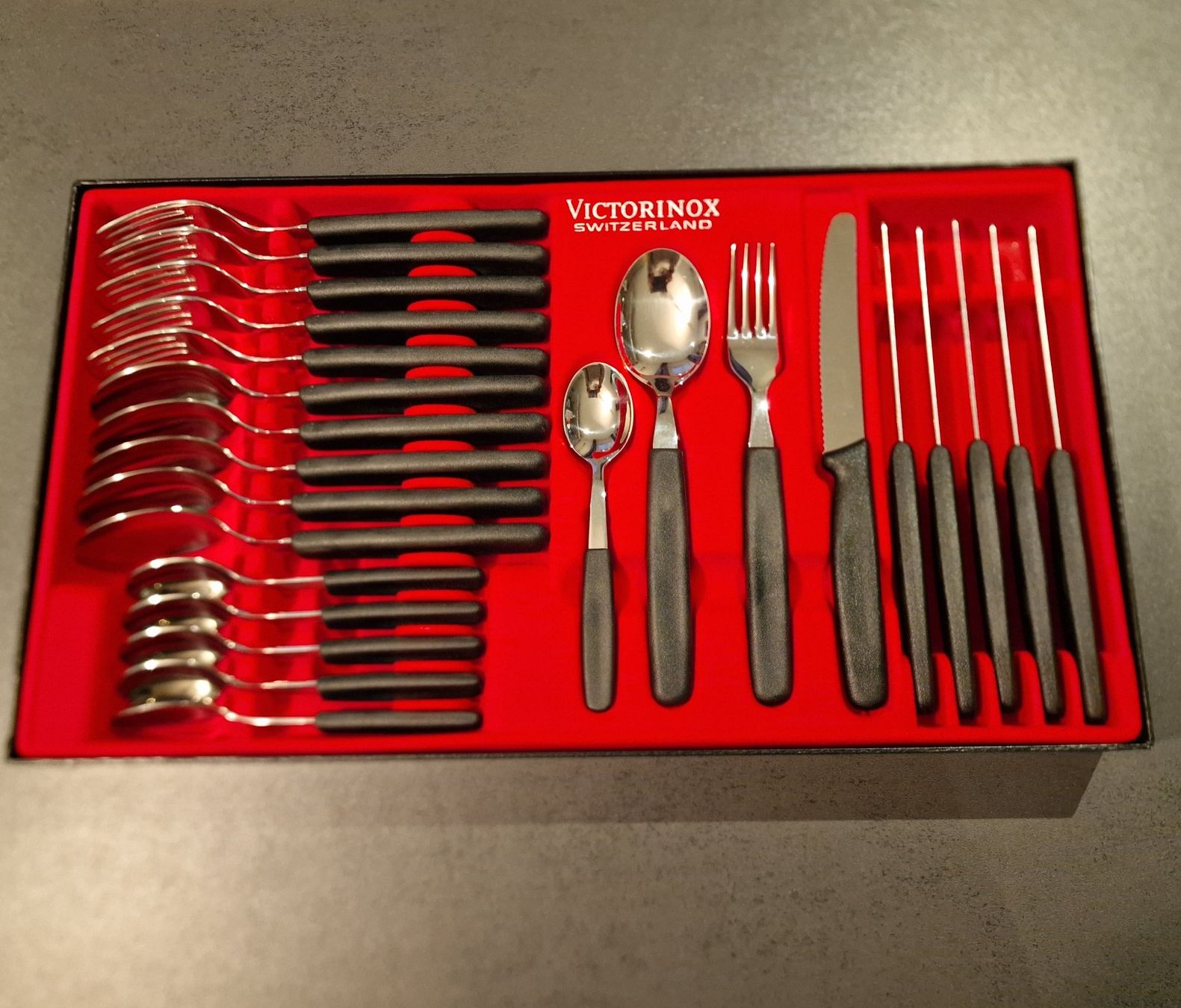 Victorinox Set di posate: Victorinox 24-teiliges Besteckset – Nuovo (secondo la descrizione) da Wohlen AG venduto da alphons31