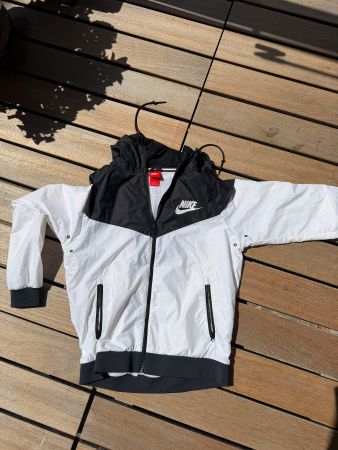 Nike Windrunner Jacke schwarz weiss Grösse M guter Zustand