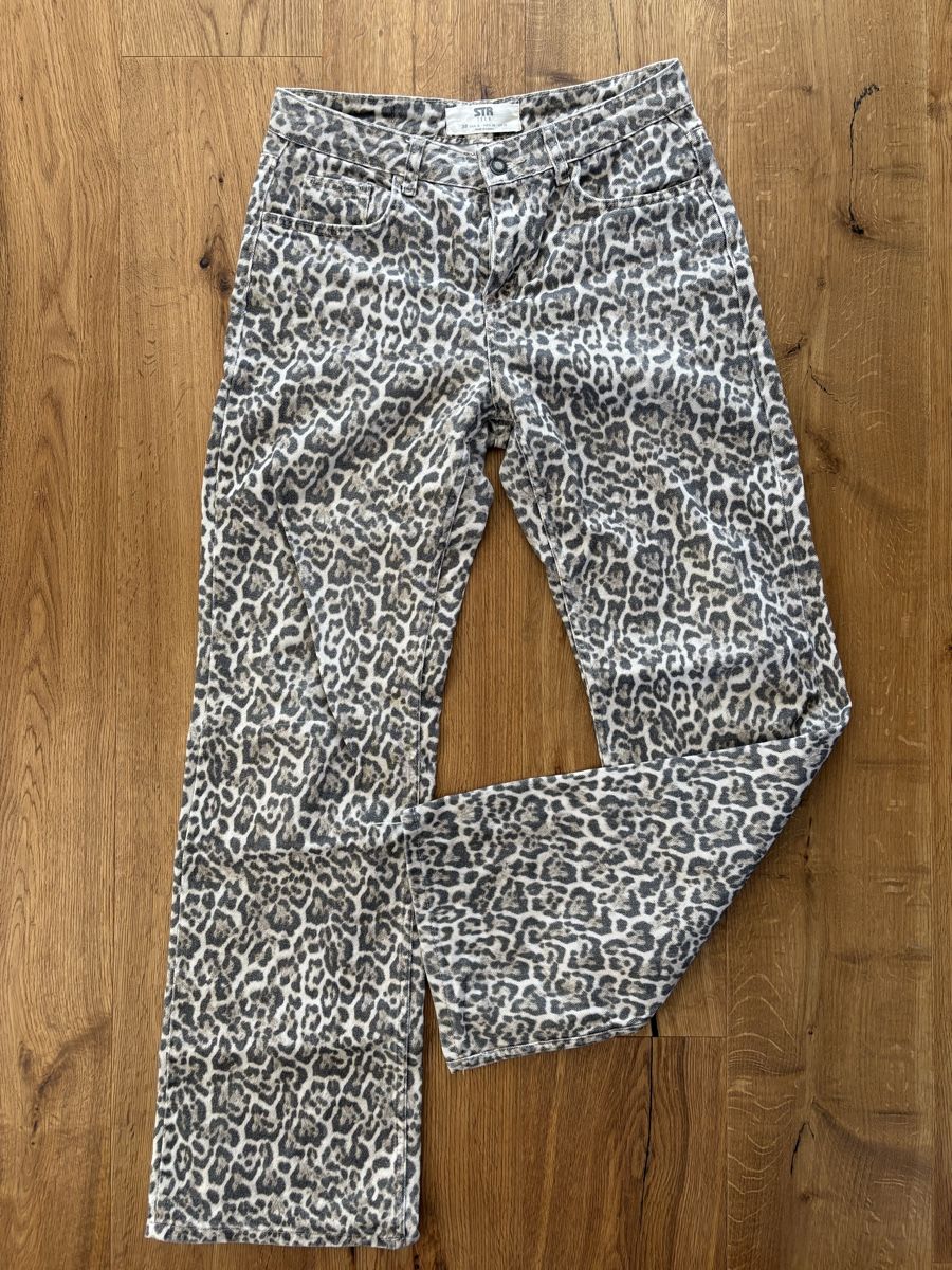 Stradivarius Jeans: Leoprint Jeans Stradivarius – D'occasion à Muttenz par dom_7tvx