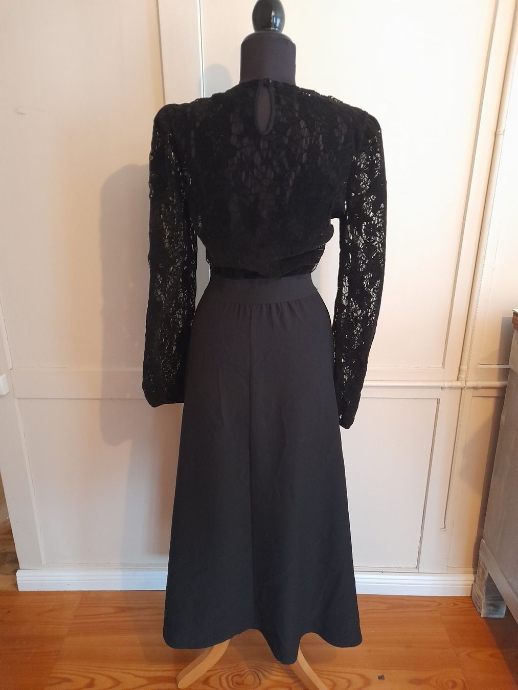 Vestiti: schmales Maxikleid . schwarz . mit Samt-Spitze . – Usato da Leuggelbach venduto da schmetterlings-fee 2