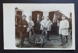 AK Pferde MILITÄR Unteroffizier mit Soldaten um 1916