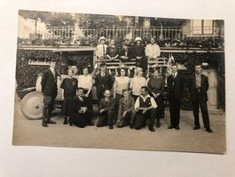 Alte Fotografie Gruppe mit Auto Männedorf ?
