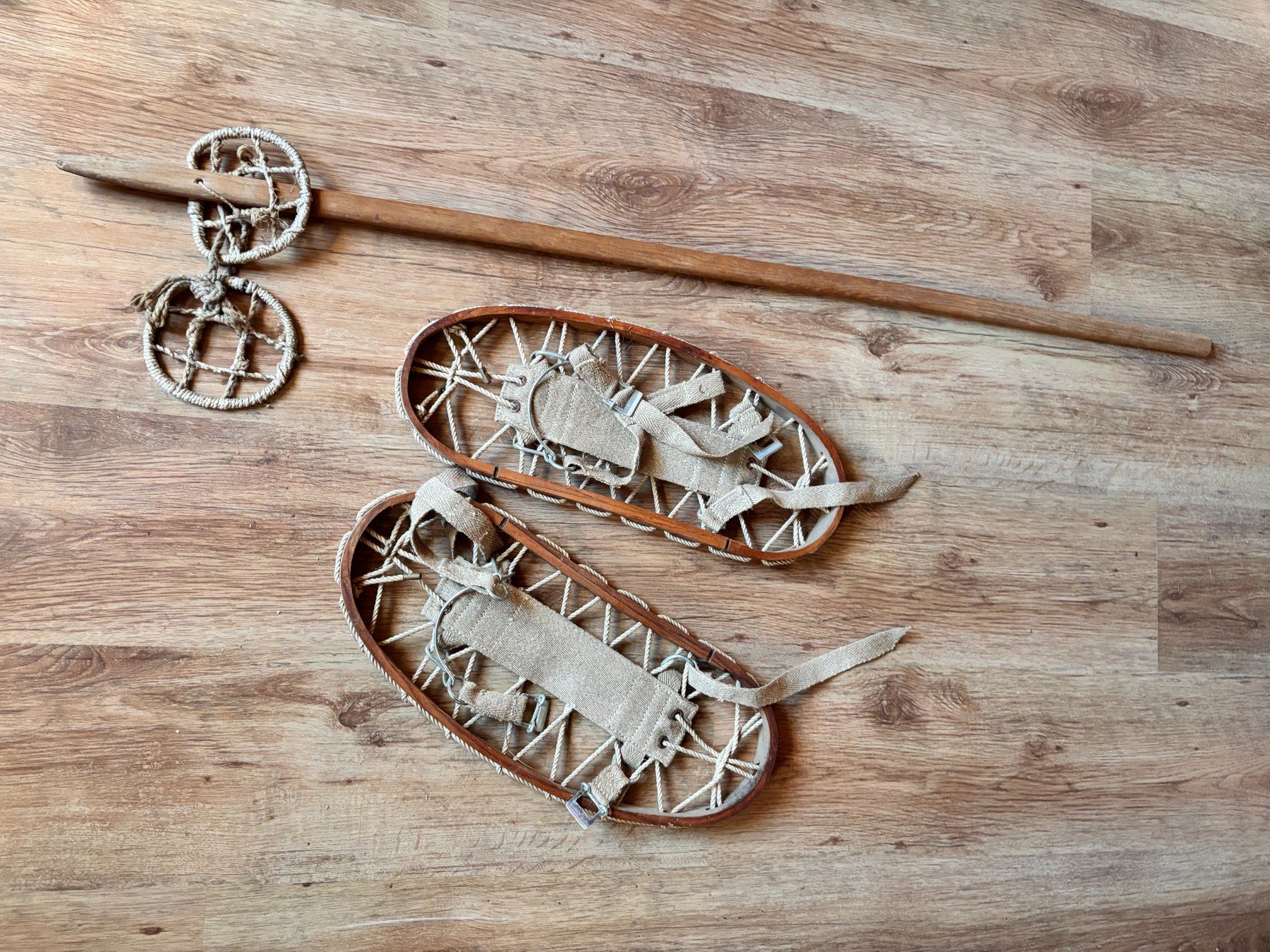 Scarpe da uomo: Uralte Schneeschuhe mit Stock – Usato da Berneck venduto da danilo5561