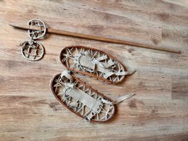 Uralte Schneeschuhe mit Stock