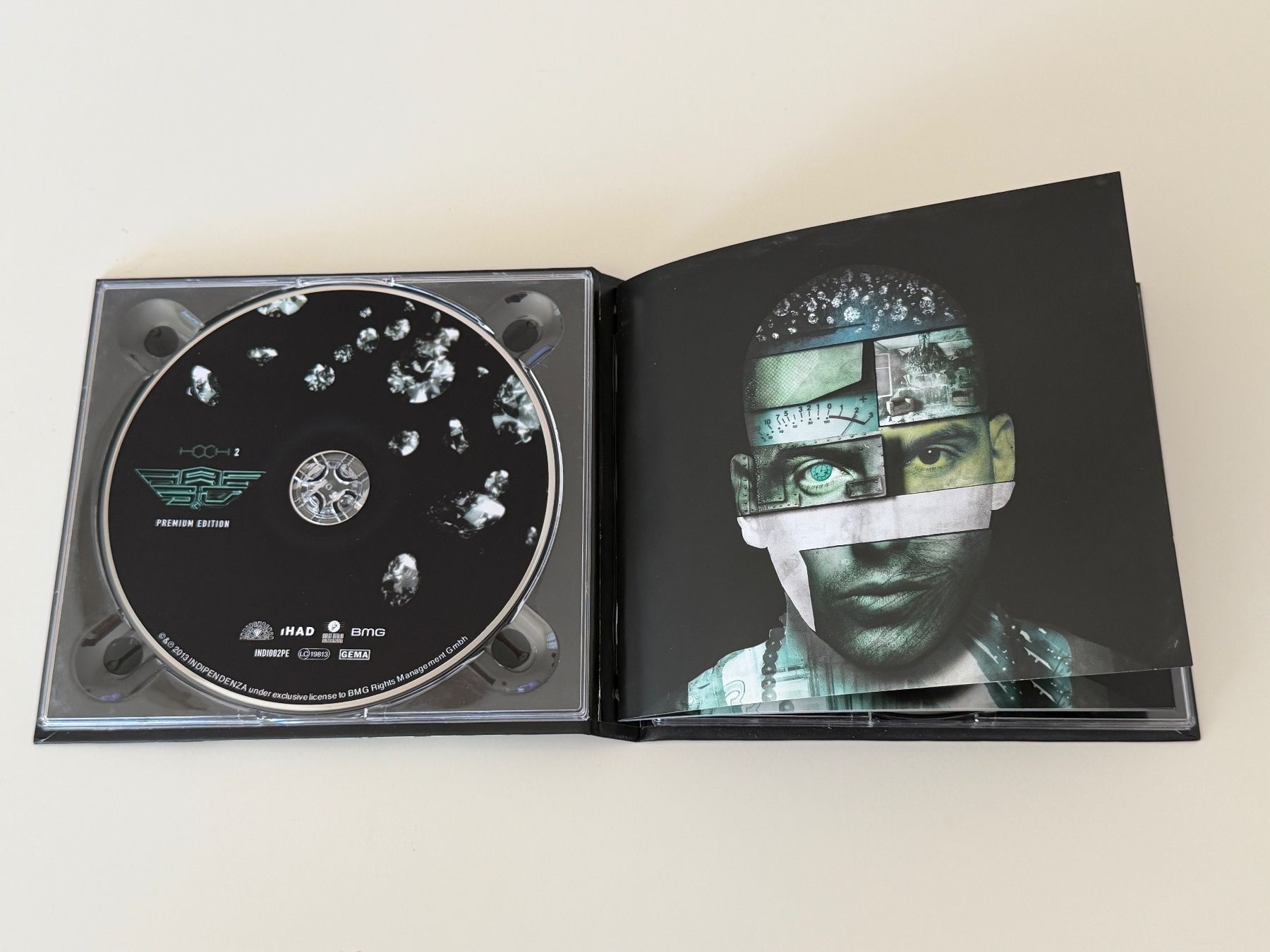 Tutti i DVDs: Raf 3.0 - Hoch 2 - Premium Edition CD+DVD - Mediabook – Nuovo (secondo la descrizione) da Altstätten SG venduto da sheamus 2