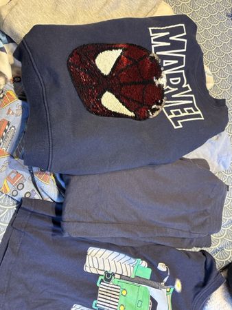 Lot de vêtements garçon 122 divers motifs bon état
