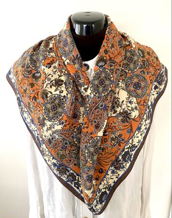 Seidenschal mit floralem Paisley-Muster