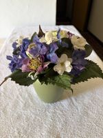 Hübsches Blumenarrangement, unverwüstlich, wirkt wie echt