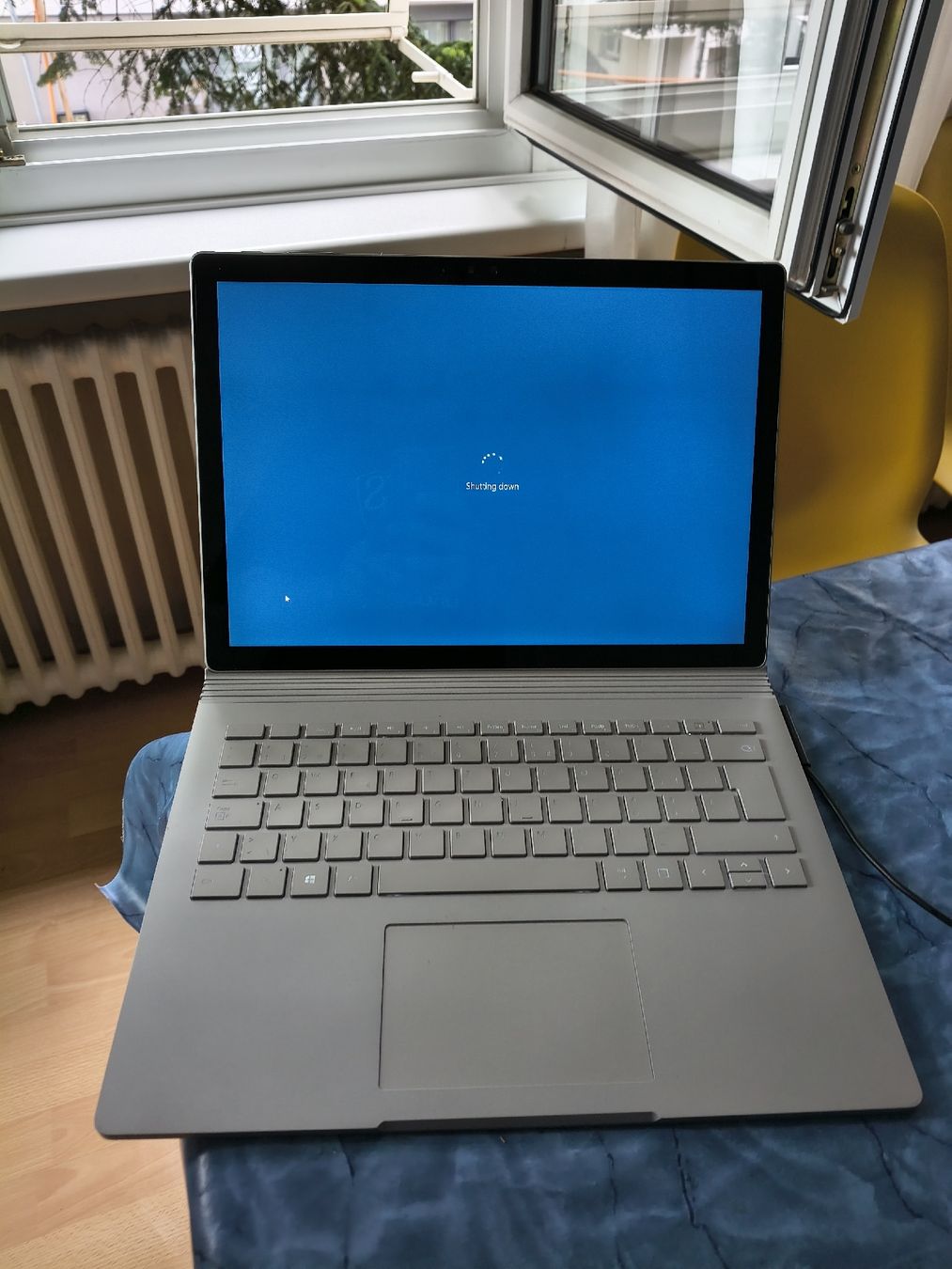 Microsoft Notebooks: Microsoft Surface Book 8GB RAM 256GB SSD i7 - Expanded Panel – Defekt aus Zürich von TrainLine