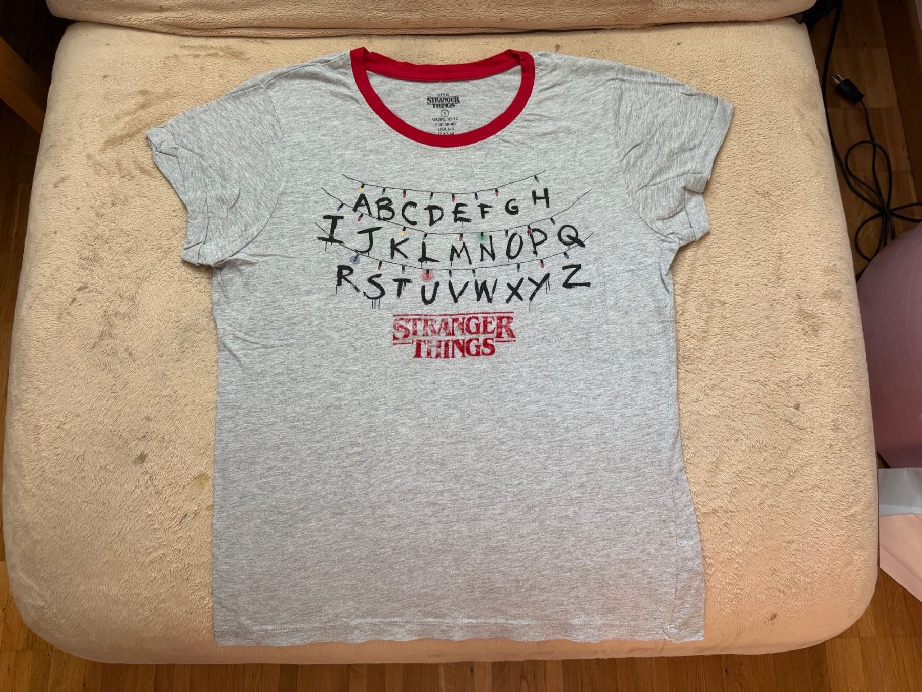 T-shirt: T-Shirt Stranger Things Gr.38-40 grau – Usato da Kastanienbaum venduto da Muenchnerkindl1 1