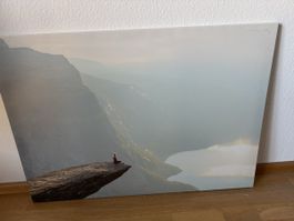 Leinwandbild mit Felsvorsprung und Bergsee. Top!