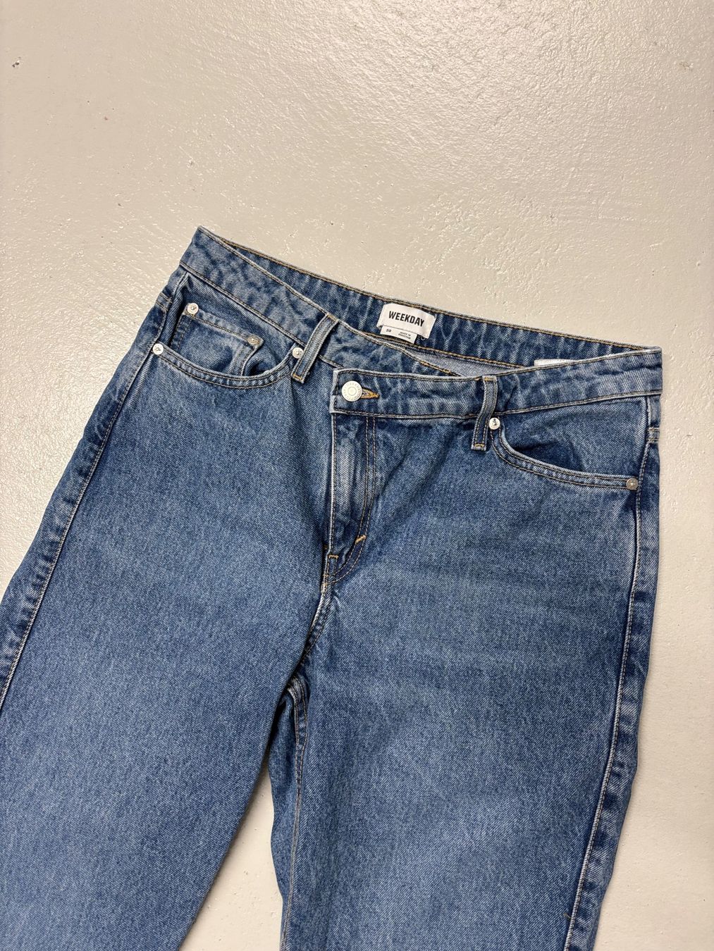 Weekday Jeans: Weekday "Avery" Jeans flared blau gerade Gr. 30 – Nuovo (secondo la descrizione) da Regensdorf venduto da secondchancefashion 2