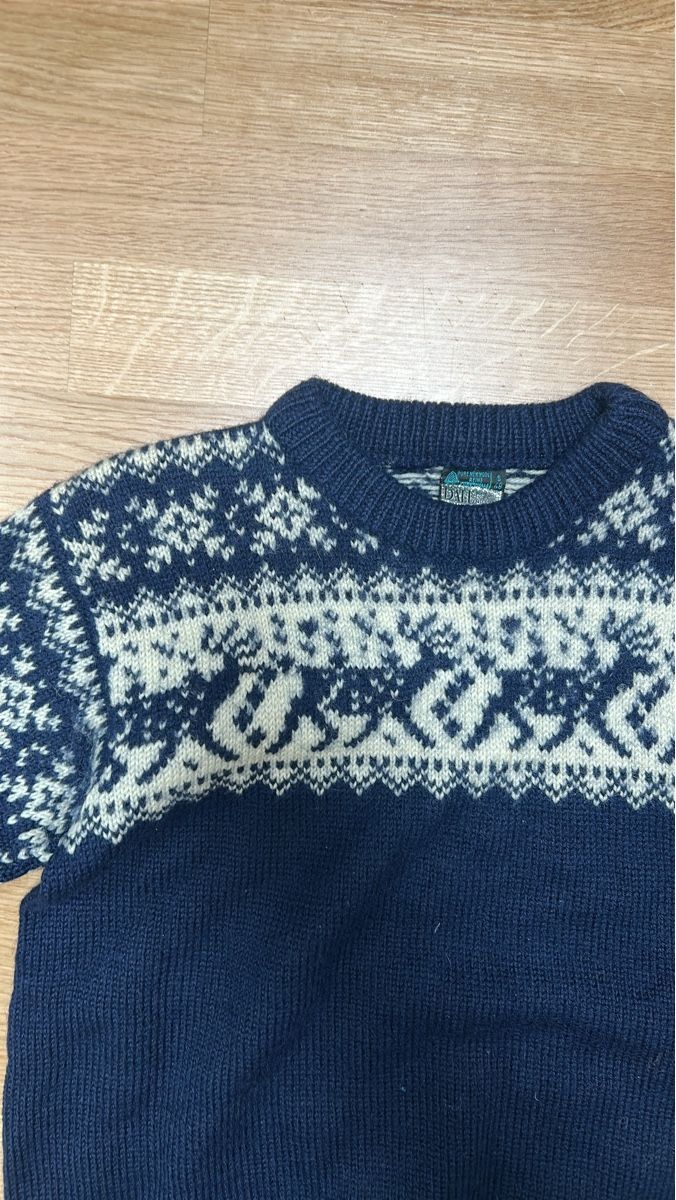 Maglioni & Felpe: Strickpullover 100 Wolle dunkelblau mit Muster Grösse S-48 – Usato da Luzern venduto da ThrowbackVintage 1