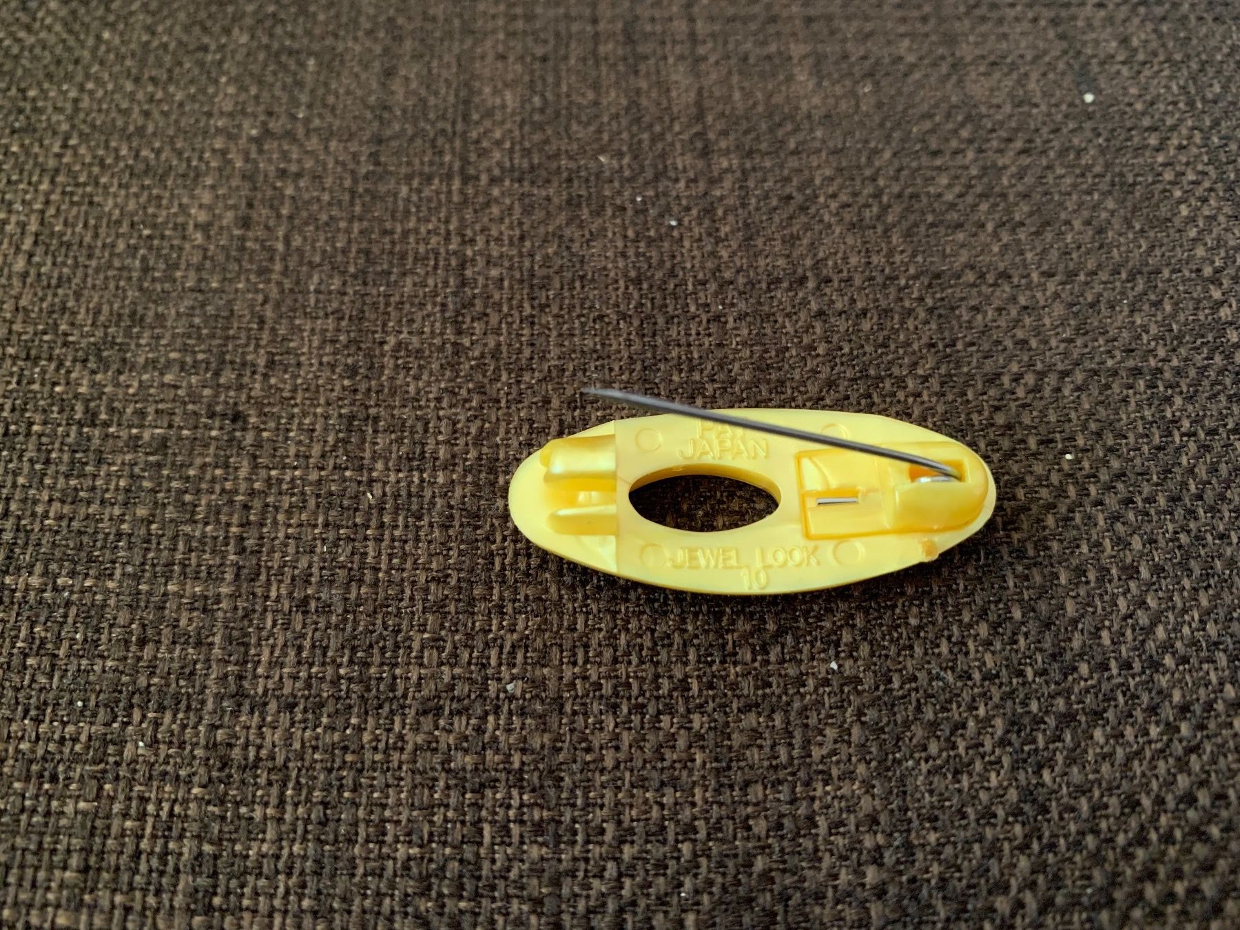 Broschen & Nadeln: Hijab-Pin / Sicherheitsnadel gelb – Neu und originalverpackt aus Grenchen von SweetiesCH 1