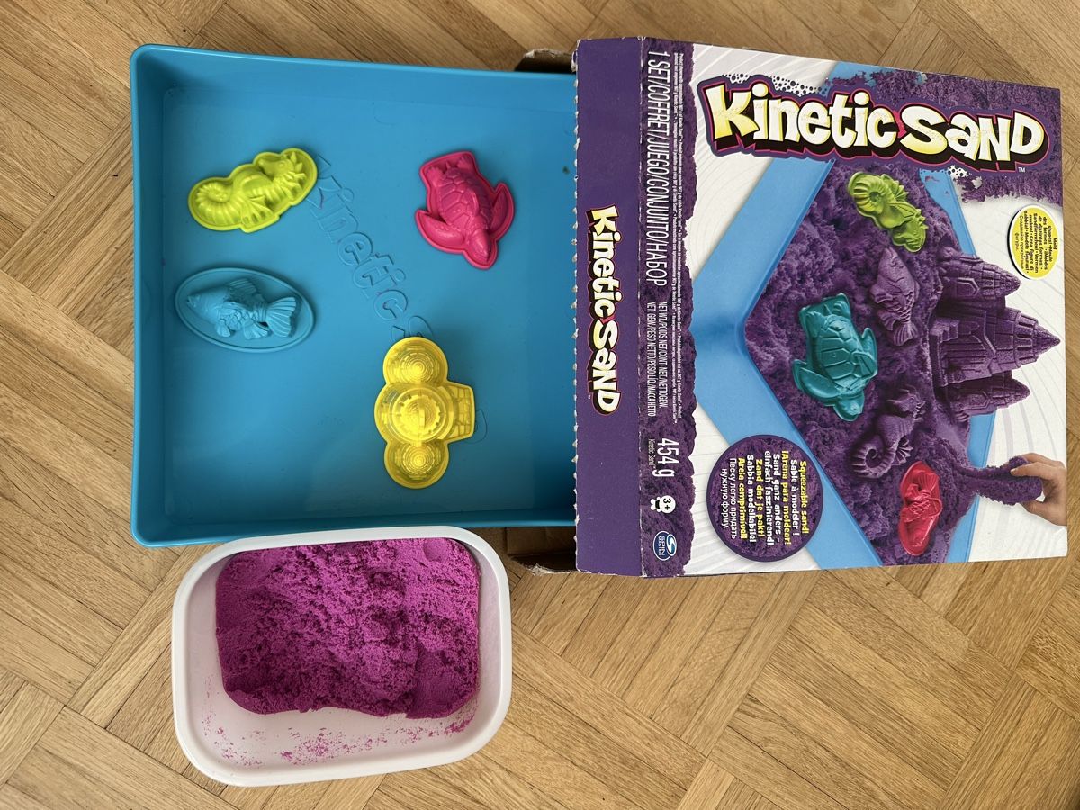 Materiale per modellare: Jeu Kinetic Sand coffret avec 4 moules et sable – Usato da Peseux venduto da Galsterlaurent