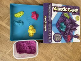 Jeu Kinetic Sand coffret avec 4 moules et sable
