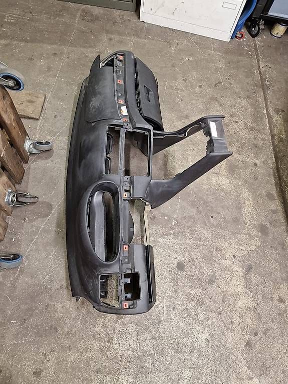 Tutti pezzi di ricambio auto: Bmw e46 Armaturenbrett  – Usato da Niedergösgen venduto da Zecinha 2