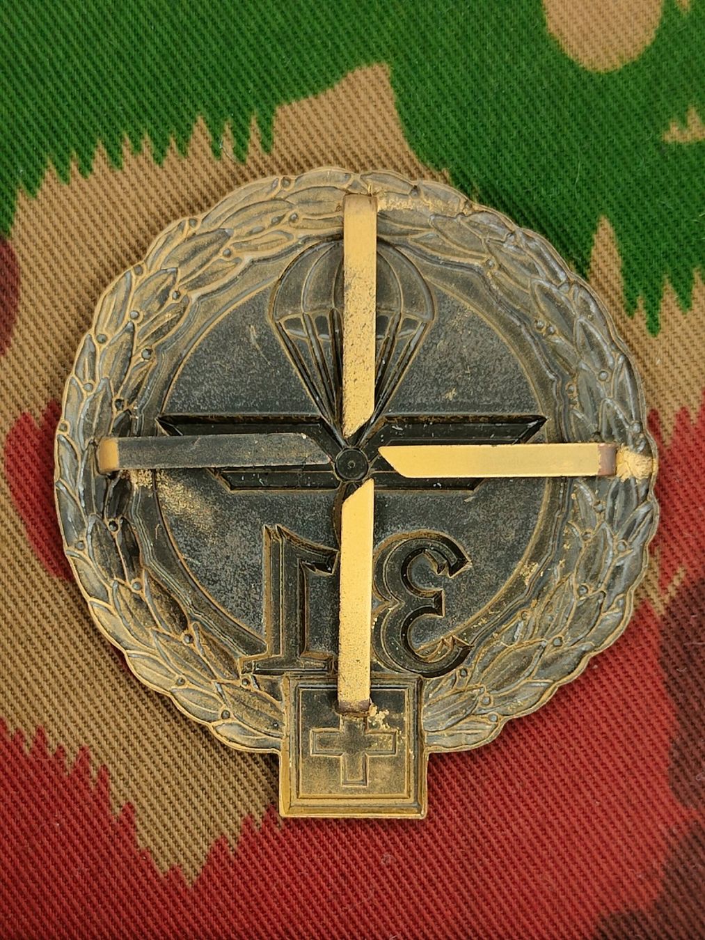 Schweizer Armee Placchette & Badge: Béretemblem Fliegerbrigade 31 Goldkranz – Usato da Bauma venduto da SwissMilitaria 1