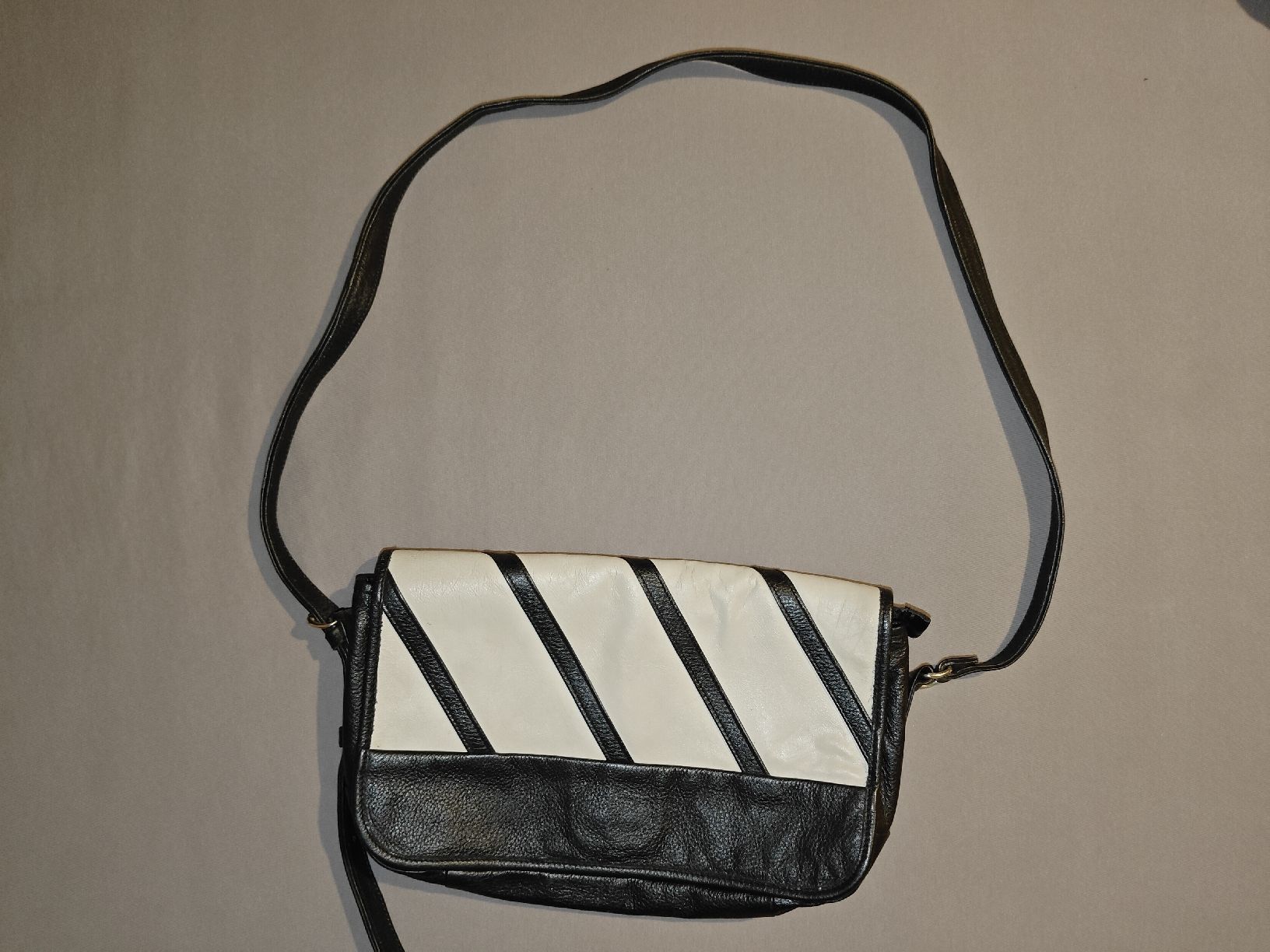 Borse da donna: Schwarz weisse Leder Damen Handtasche – Nuovo (secondo la descrizione) da Münsingen venduto da pas_82kk