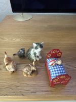 Schlafende Kinder im Bett mit Katzen, Hase
