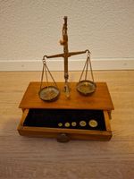 Dekorative antike Waage mit Gewichten