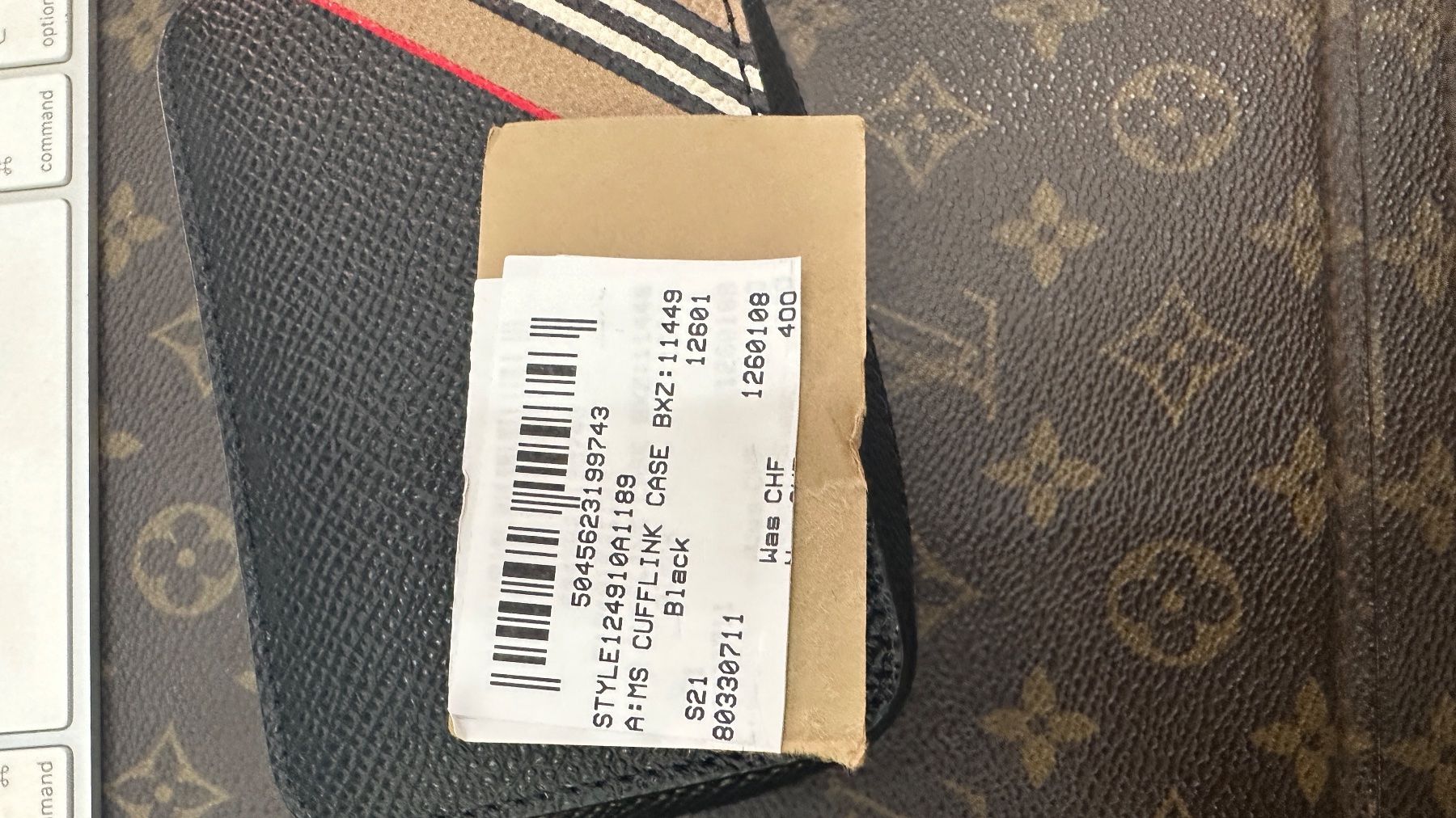 Burberry Gemelli: BURBERRY SCHWARZE MANSCHETTENKNOPF-ETUI – Nuovo e nell'imballaggio originale da Lachen SZ venduto da HelvetiaLuxury 7