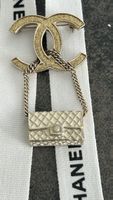 Broche Chanel bag