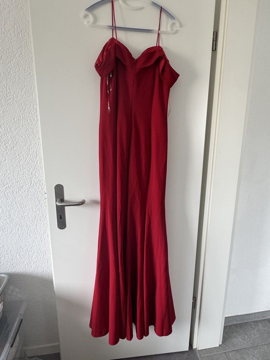 Kleider: Abendkleid rot – Neu (gemäss Beschreibung) aus Oftringen von D.de