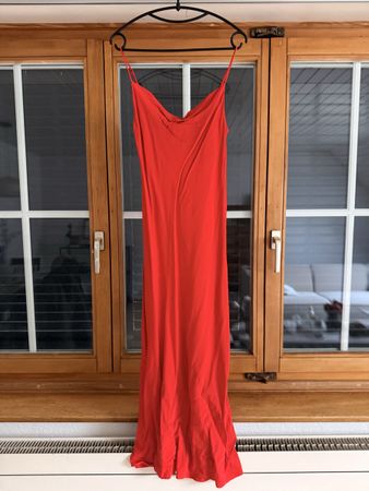 Sommerliches rotes Midikleid
