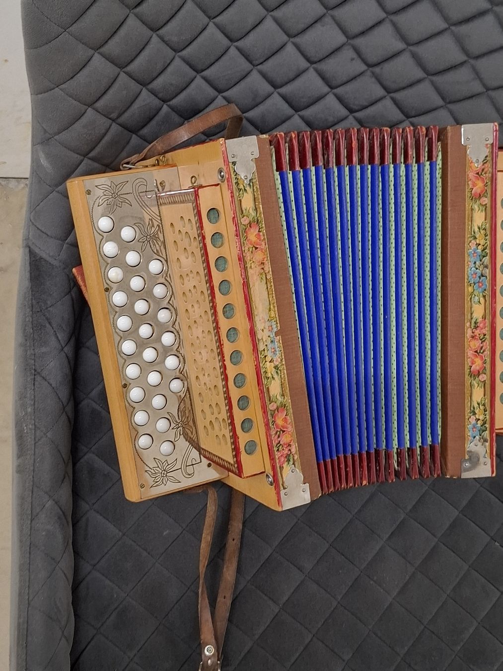 Musikinstrumente: schwyzerorgeli 8 basse – Gebraucht aus Villeneuve von BibiVintage 1
