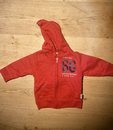 Baby Hoodie Gr. 68 Fussball rot Druckknöpfe Kapuze
