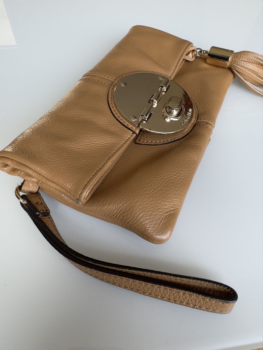 Calvin Klein Borse da donna: GENTLY USED CALVIN KLEIN GENUINE LEATHER CLUTCH – Usato da Forch venduto da ele_9gsf 7
