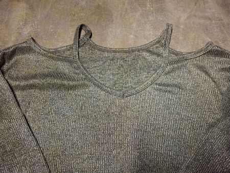 Pull épaules dégagées col en V 65% coton taille M marque ZY