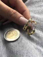 Paire de créoles dorées avec motifs fleurs et strass