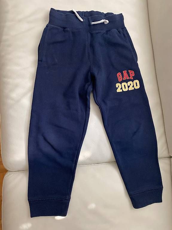 Pantaloni: Training GAP pour garçon 8-10 ans – Usato da Genève venduto da Fencer3_914