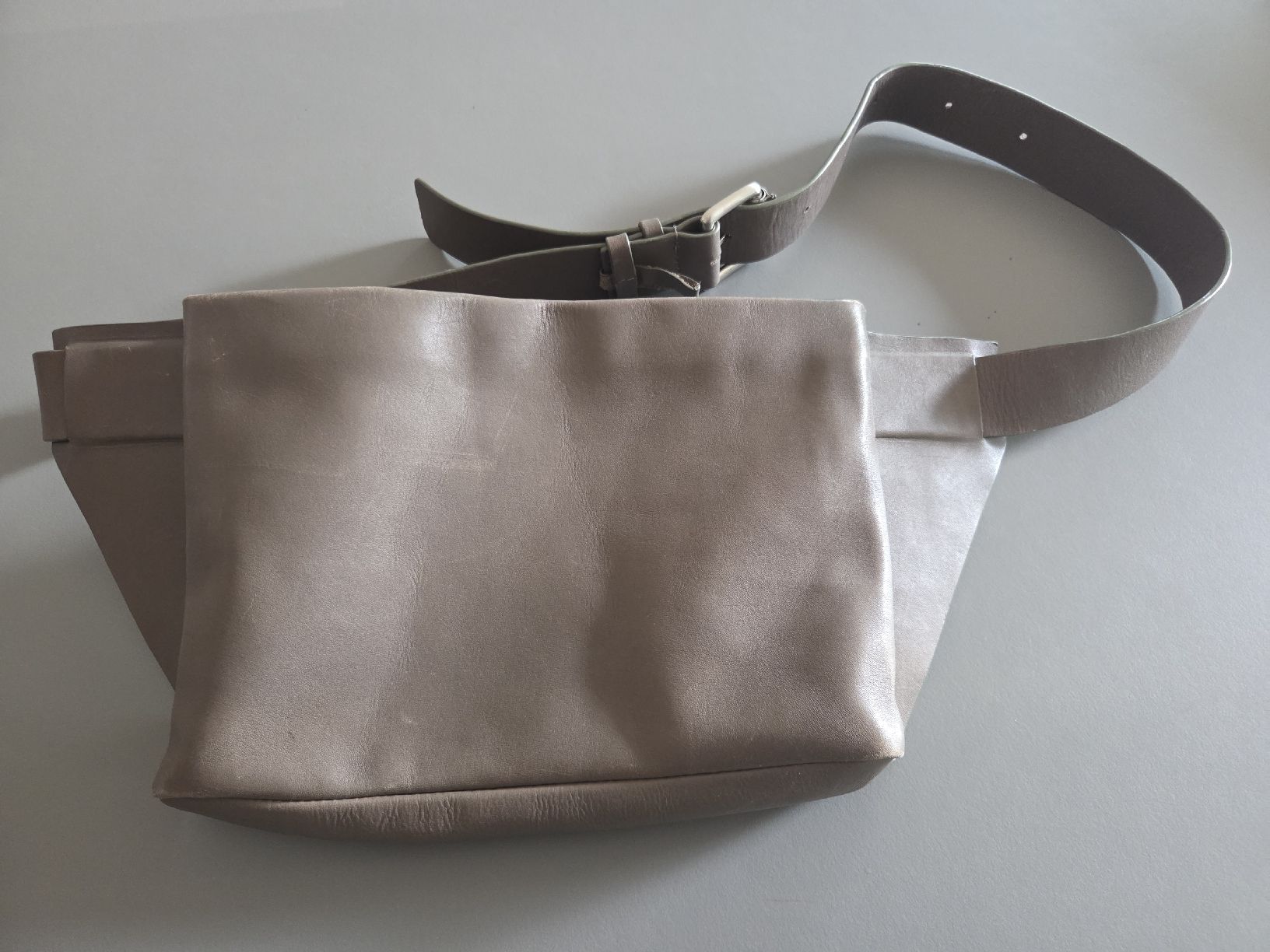 Cos Taschen: Bauchtasche COS Leder   – Gebraucht aus Hünenberg See von Atsemet